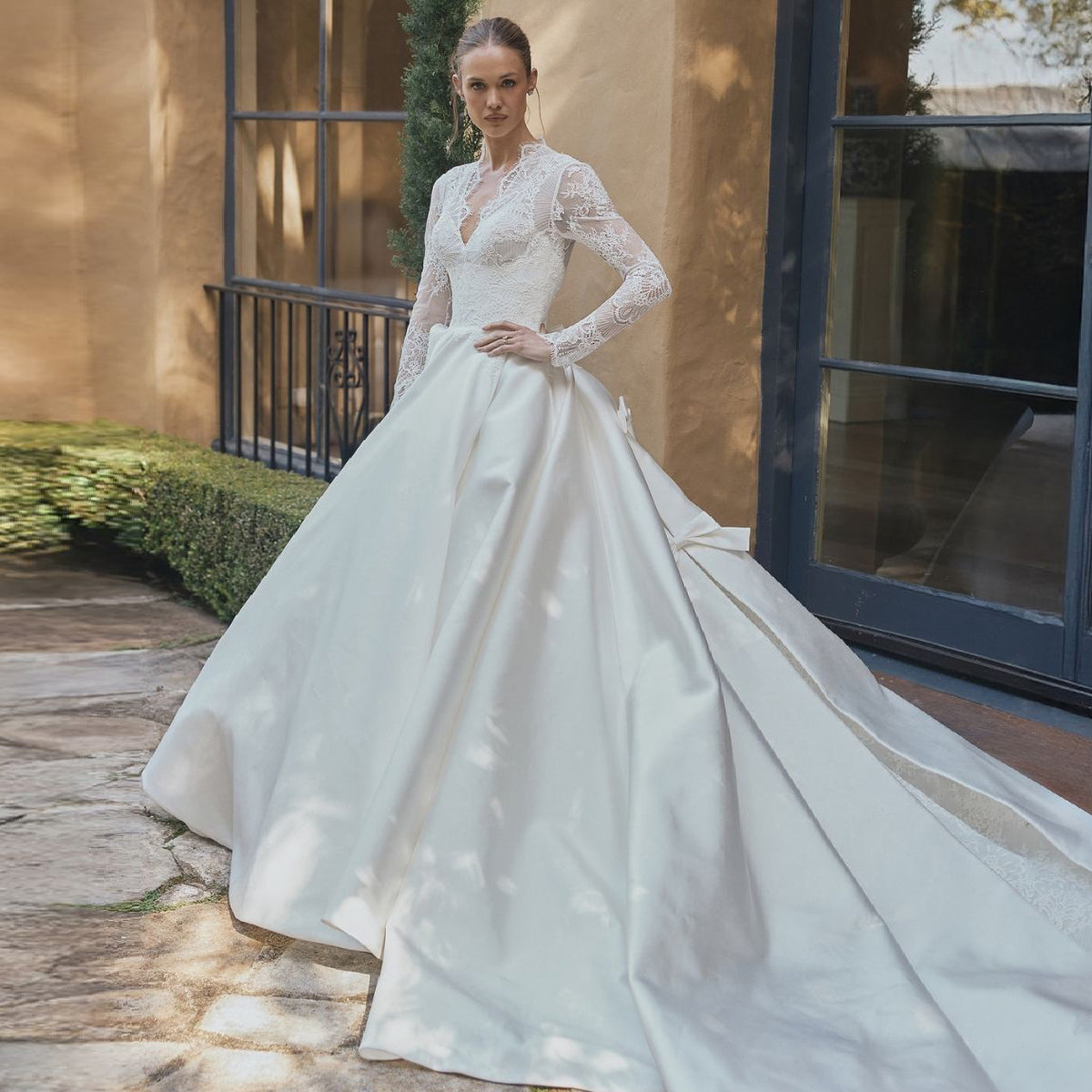 Luxury Elegant Royal Ball Gown Wedding Dress With Bows SW575