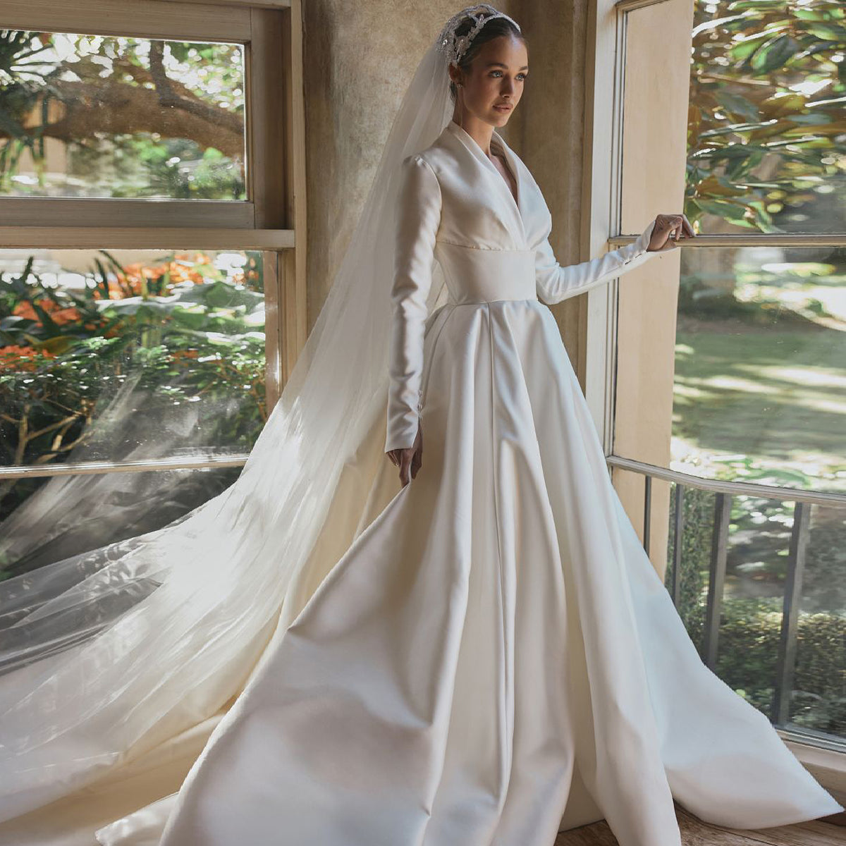 Luxury Elegant Long Sleeve Bridal Wedding Dress with Veil SW579