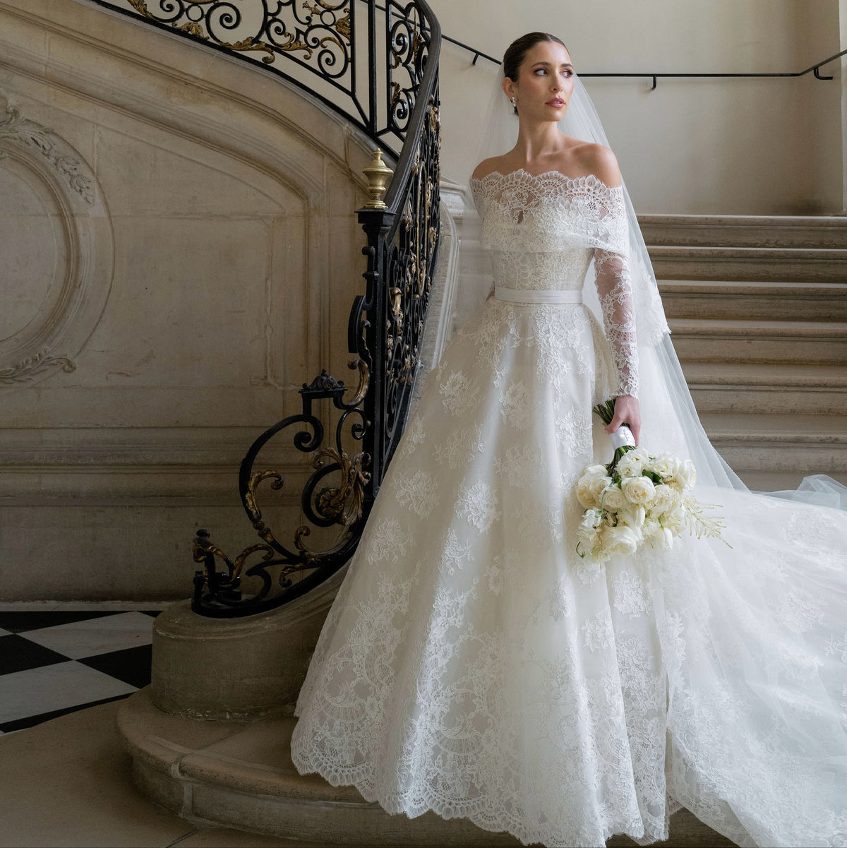 Luxury Romantic Lace Long Train Bridal Wedding Dress with Veil SW572